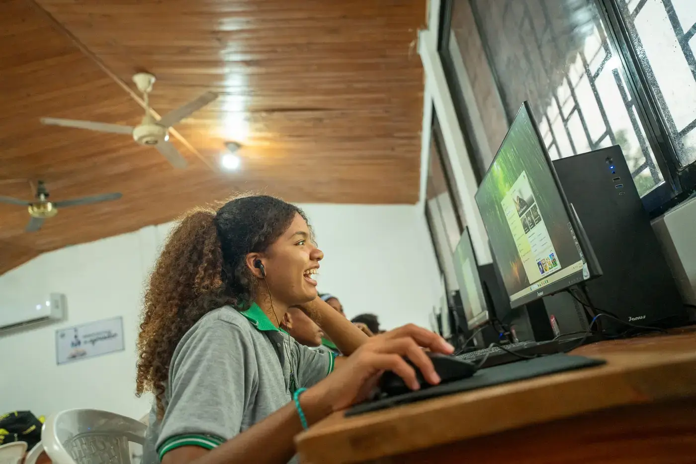 Estudiantes de INEPLAVI en una actividad académica con tecnologia