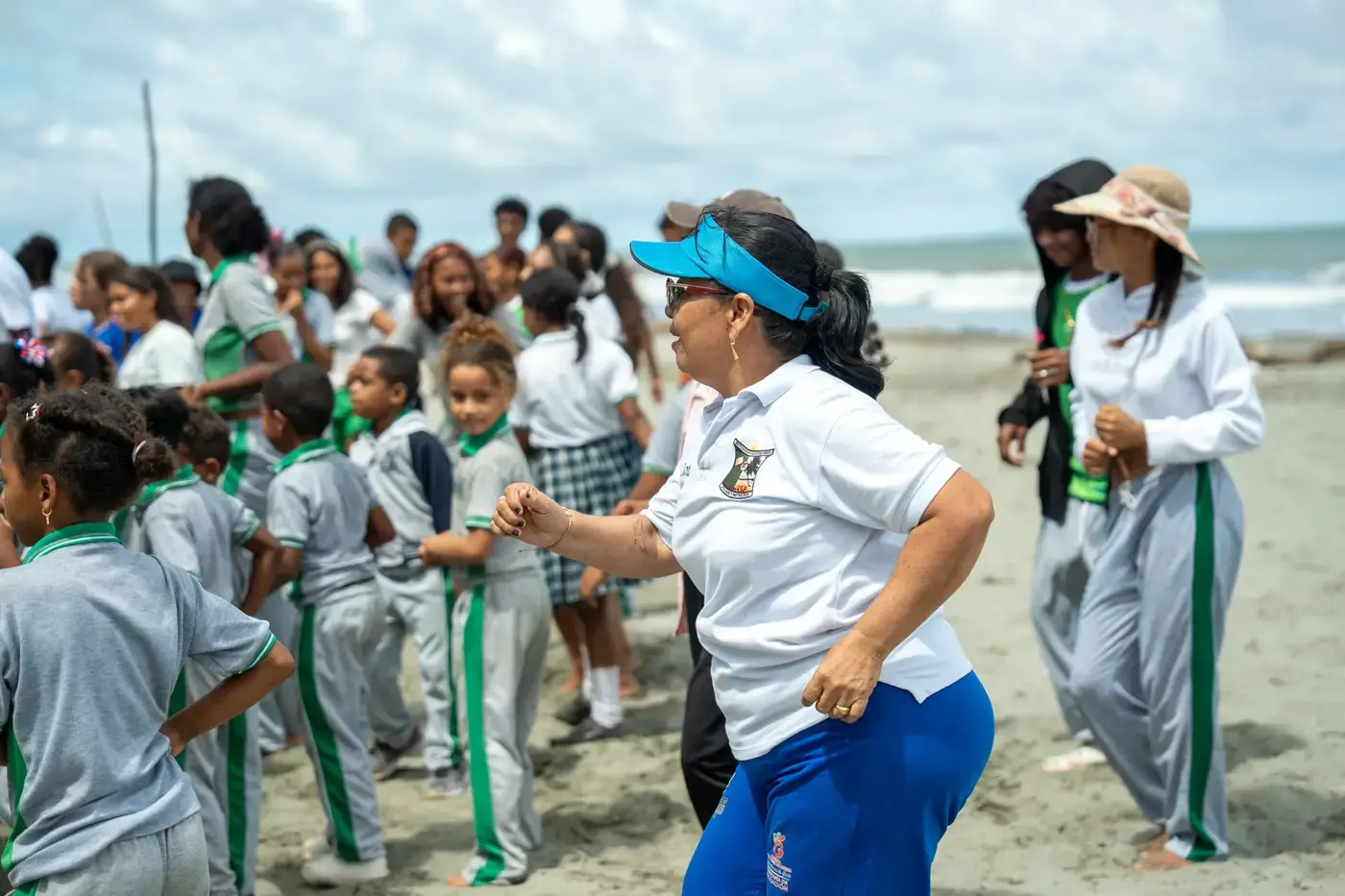 Estudiantes y docentes de INEPLAVI en una actividad comunitaria junto al mar