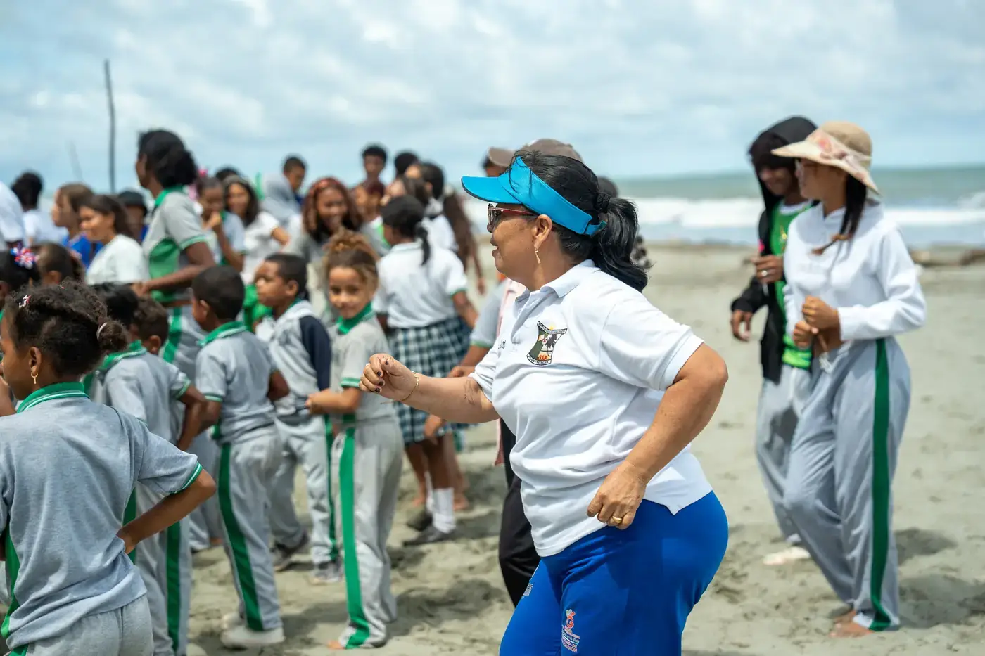 Estudiantes y docentes en actividad institucional junto al mar