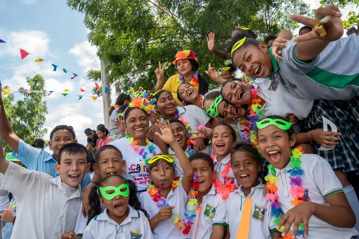 Estudiantes de INEPLAVI compartiendo una actividad institucional