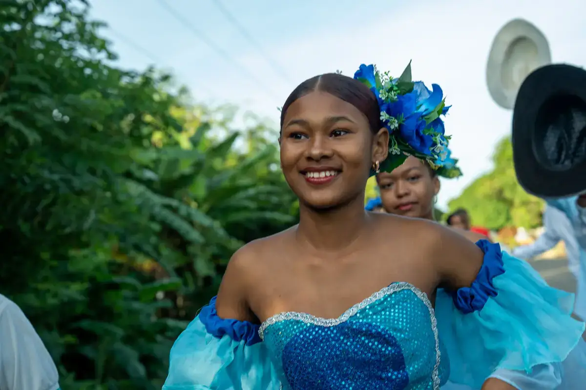 Estudiante participando en una muestra cultural institucional