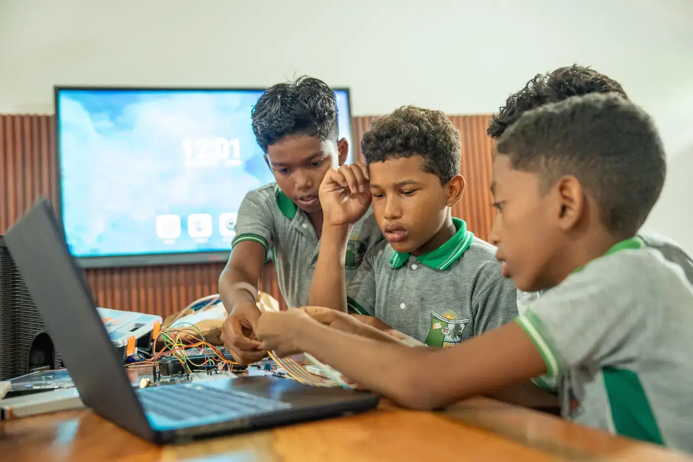 Estudiantes creando un prototipo digital