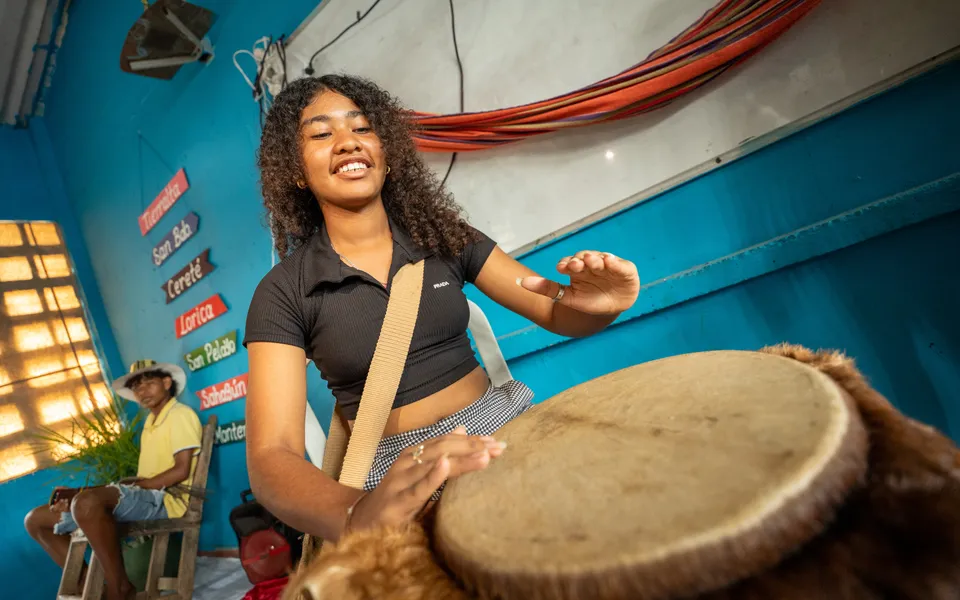 Estudiante participando en una muestra cultural institucional
