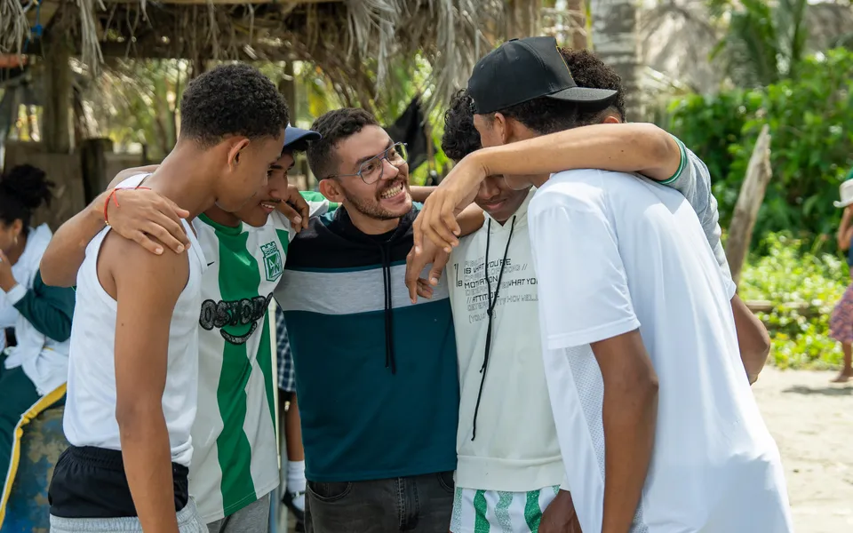Estudiantes y docentes compartiendo una actividad en la playa