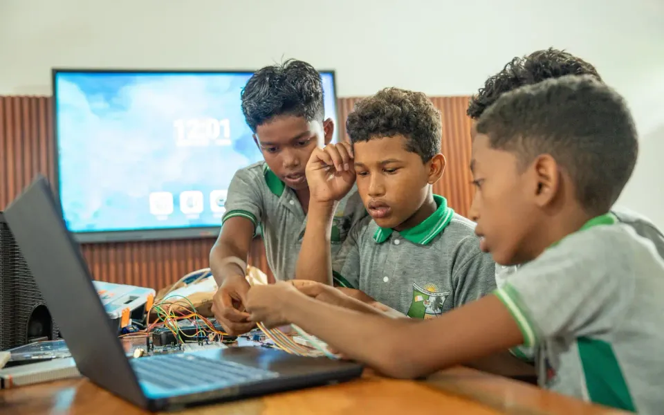 Estudiantes desarrollando un prototipo digital con componentes electronicos
