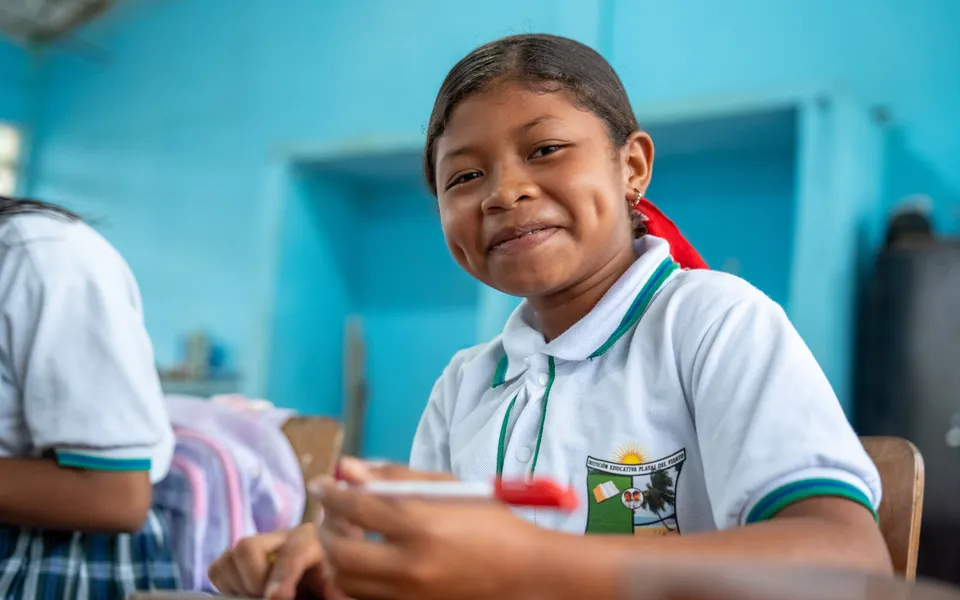 Estudiante participando en una actividad deportiva escolar