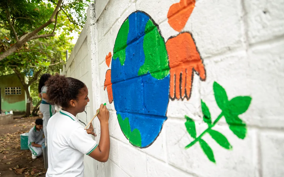 Comunidad educativa trabajando en una jornada ambiental